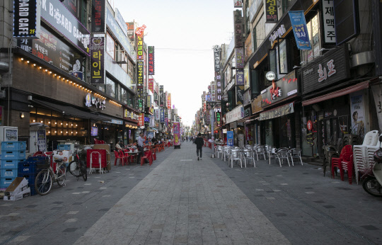 '풀뿌리상권 살려내자' 캠페인 시즌1 이후 다시 만난 상인들은 코로나19 탓에 골목상권이 혼수상태에 빠졌다고 호소했다. 상인들은 디지털타임스의 캠페인이 골목상권을 살리는 동력이 되길 기대한다고 한목소리를 냈다. 사진은 지난해 '풀뿌리상권 살려내자' 캠페인 취재진이 방문한 경기도 부천의 한 상가 일대.    이슬기기자 9904sul@